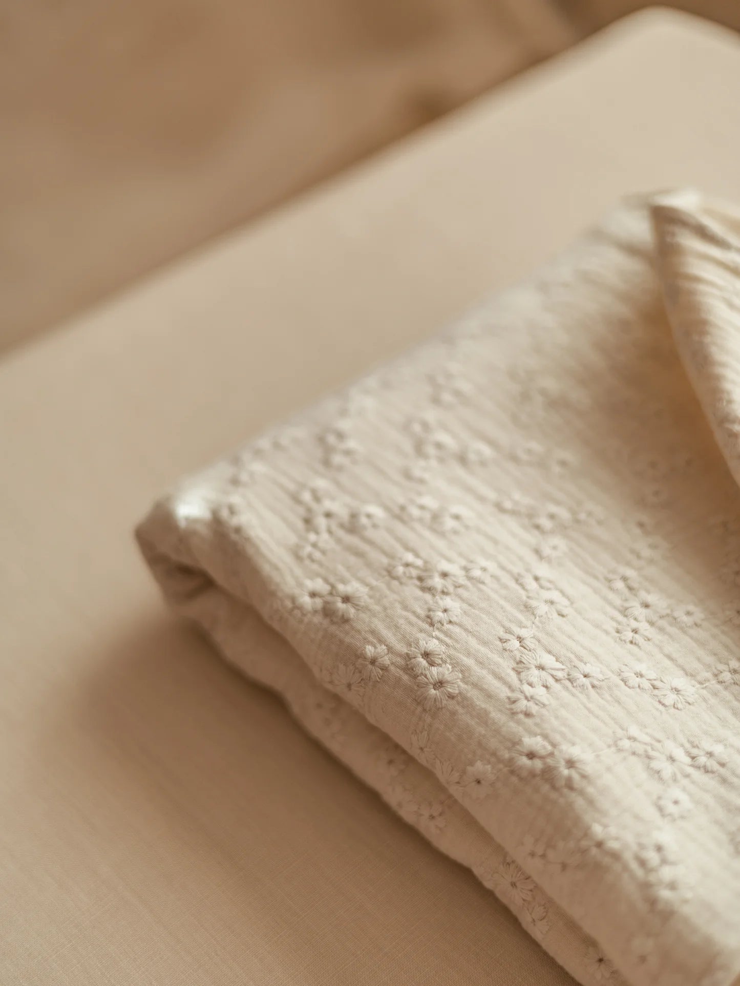 Muslin Baby blanket / Embroidered flowers Ecru: Ecru / Large